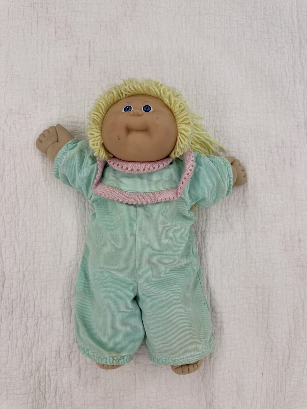 Cabbage Patch Kids Play Doll Blonde Yarn Hair Blue Eyes Green Outfit
